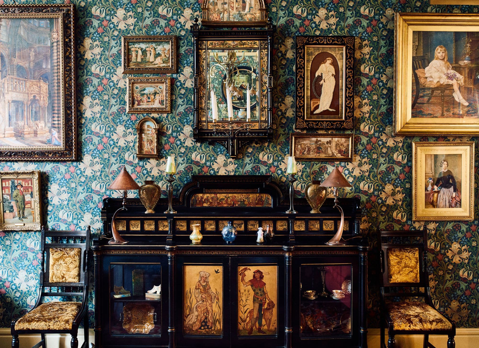 Buy, sell & consign decorative arts at auction in Edinburgh, London, Glasgow and online